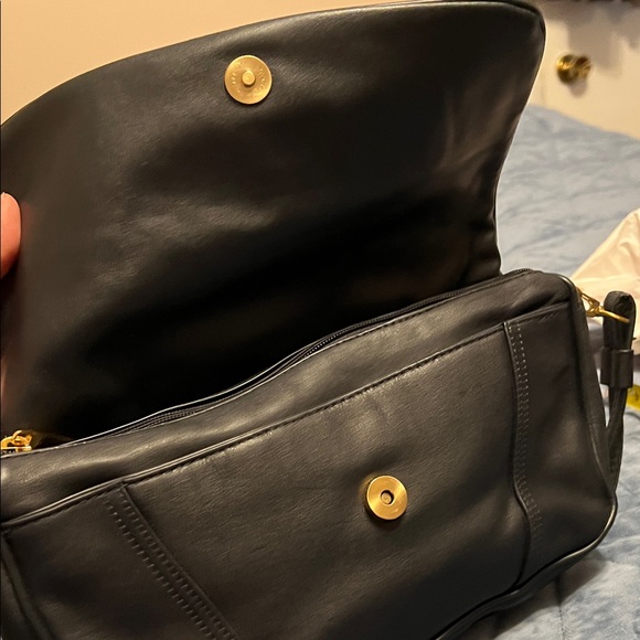 Stone & Co. Elegant Black Crossbody Bag - Picture 4 of 8